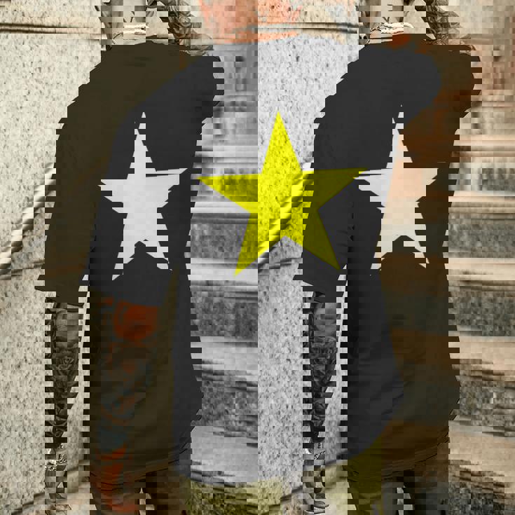 複数の色にイエロースター。 メンズTシャツ バックプリント 彼への贈り物