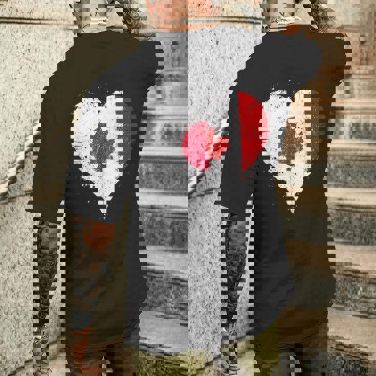 誇り高き日系カナダ人を想うビンテージスタイルのクールなカナダ国旗と日本国旗 メンズTシャツ バックプリント 彼への贈り物