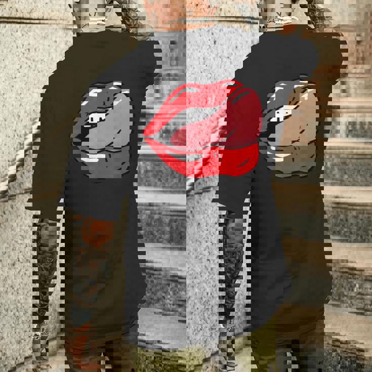 赤い唇を舐めるロックンロールグラフィック。 メンズTシャツ バックプリント 彼への贈り物