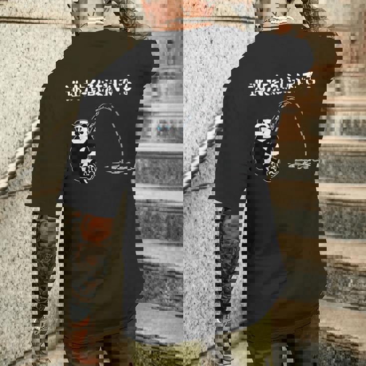 逃した魚は泳いでる ネタ ことわざ 言い間違い 釣り好き ジョーク ギャグ 釣り ツッコミ パンダ おもしろ メンズTシャツ バックプリント 彼への贈り物