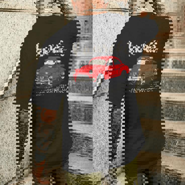 還暦祝い 車好き 父 男性 レトロ クラシックカー60歳 Classic Never Gets Old メンズTシャツ バックプリント 彼への贈り物