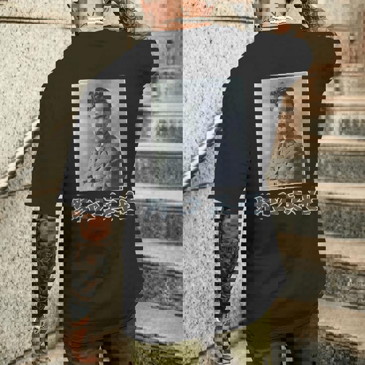 野口英世（日本の偉人）歴史上の人物 写真 肖像【変なデザイン屋さん】面白い メンズTシャツ バックプリント 彼への贈り物