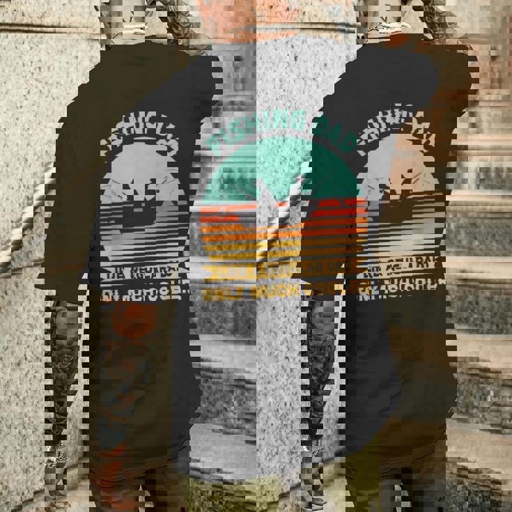 釣りバカ日誌 普通のパパよりカッコイイ！？ おとっつぁん フィッシャー 父 魚 フィッシング メンズTシャツ バックプリント 彼への贈り物