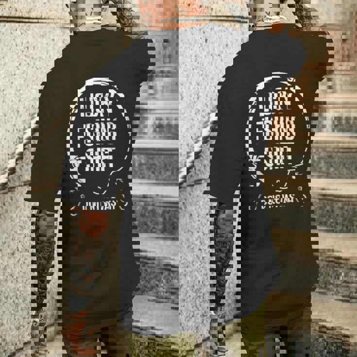 釣り好き 釣りに行きたい ゲン担ぎ ラッキーアイテム 釣り好きな人へのプレゼント 面白い キャンプ 趣味 漁師 釣り メンズTシャツ バックプリント 彼への贈り物