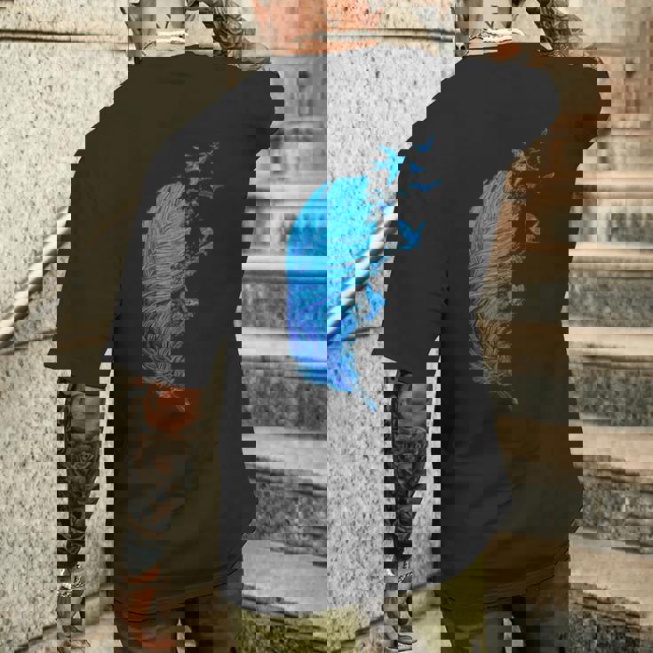 青い羽と鳥が飛んでいる青い羽 キュートでスタイリッシュ メンズTシャツ バックプリント 彼への贈り物