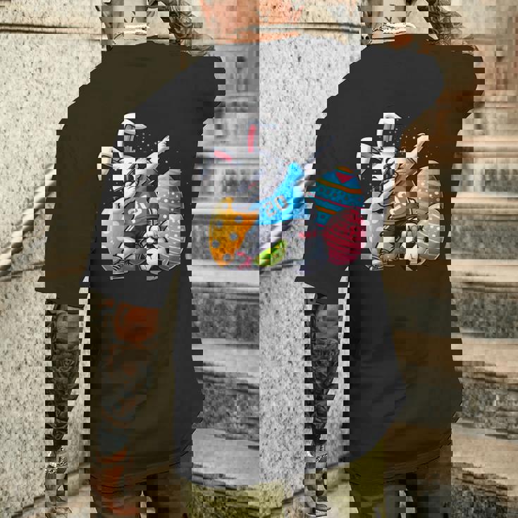 面白いイースターバニーとサッカーボールで軽くたたくイースターバニー。 メンズTシャツ バックプリント 彼への贈り物