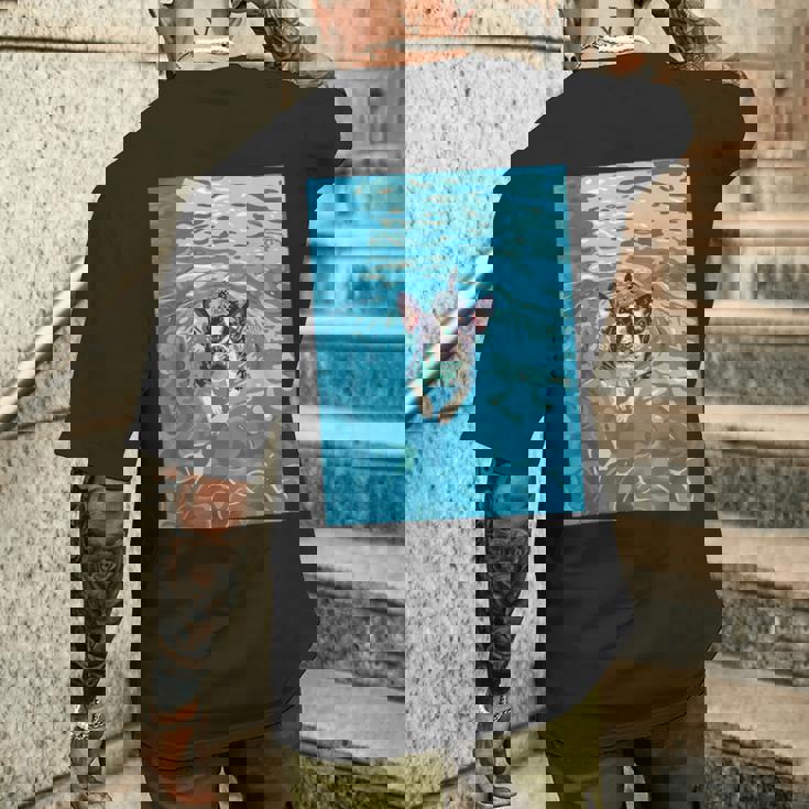 面白いボストンテリア プールで泳ぐ かわいい犬 ママ お父さん メンズTシャツ バックプリント 彼への贈り物