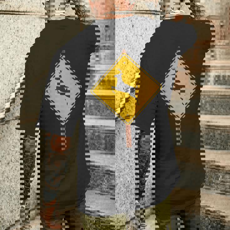 鹿を渡る道路標識コスチューム メンズTシャツ バックプリント 彼への贈り物