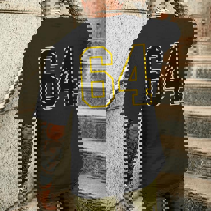 黒と黄色のカレッジスポーツスタイルの64番。 メンズTシャツ バックプリント 彼への贈り物