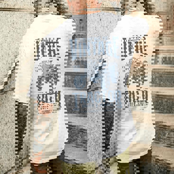 1984 年生まれのビンテージ トラクター ファーマーの誕生日 メンズTシャツ バックプリント 彼への贈り物