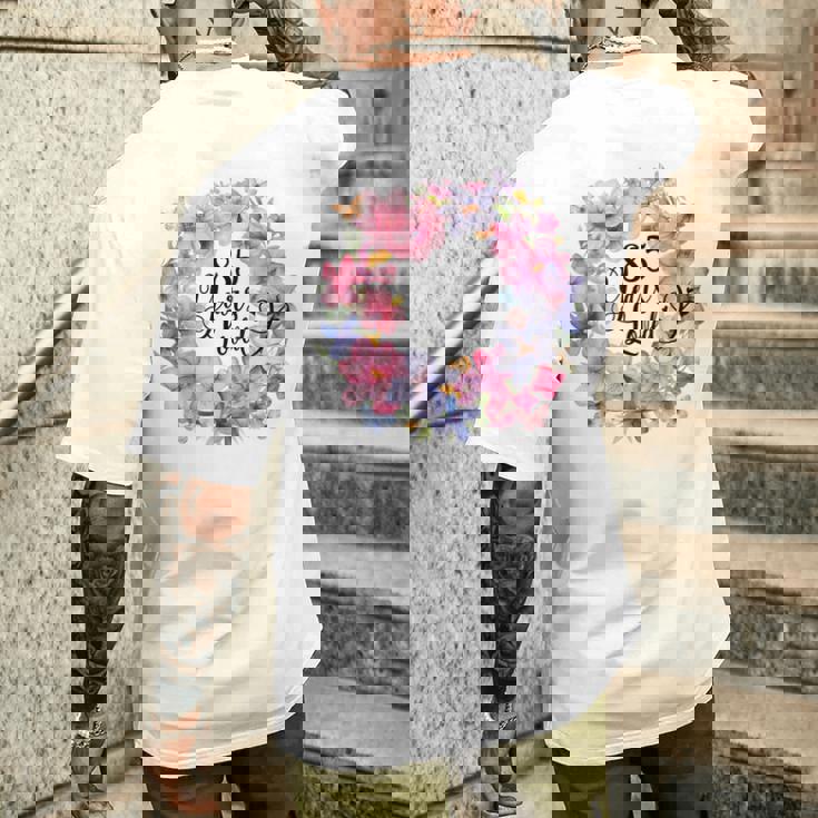 85年間愛されている 85歳の誕生日 花のリースと蝶 メンズTシャツ バックプリント 彼への贈り物
