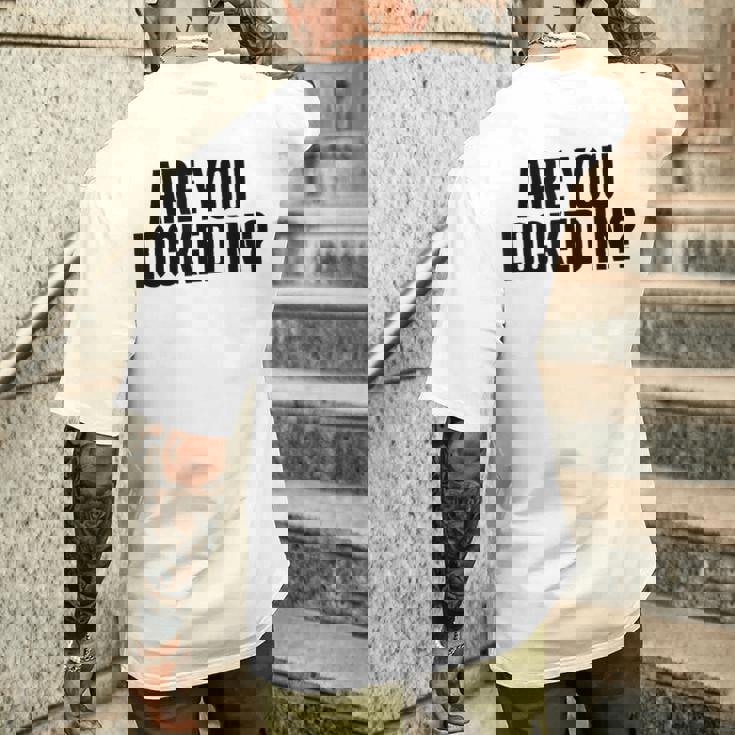 Are You Locked In モチベーションを高めるオールキャップブラックテキストデザイン メンズTシャツ バックプリント 彼への贈り物