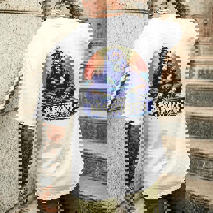 Bassquatch 音楽愛好家のためのサスカッチdjデザイン メンズTシャツ バックプリント 彼への贈り物