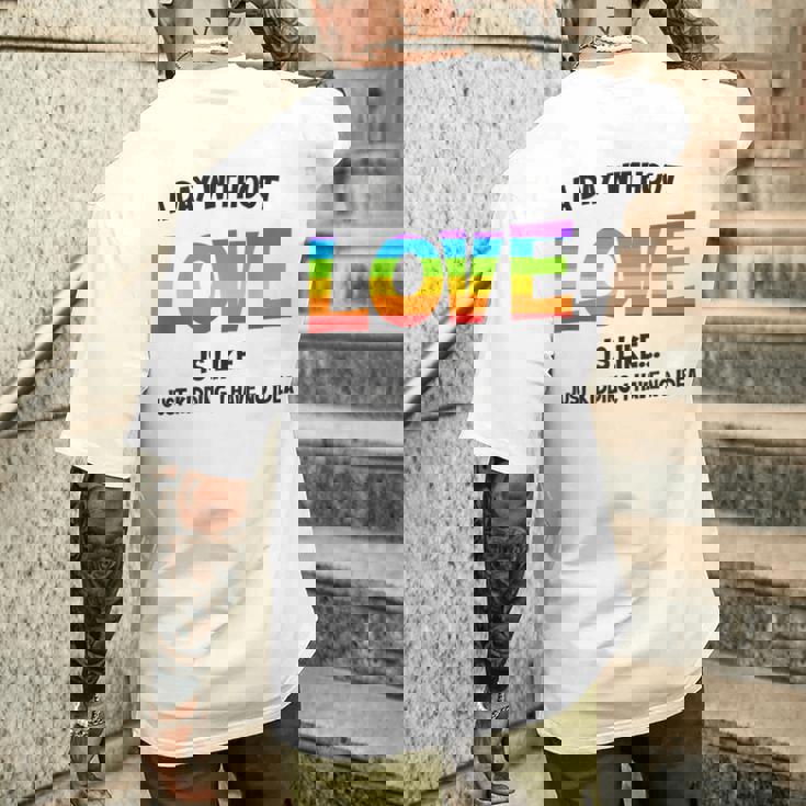 Celebrating Love Lgbtq ゲイプライドグッズ レズビアンレインボー メンズTシャツ バックプリント 彼への贈り物