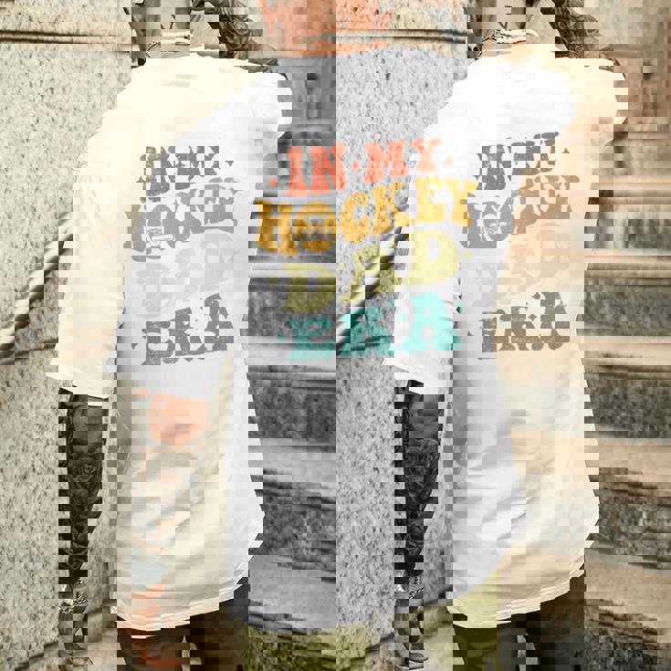 In My Hockey Dad Era ファニーホッケーお父さん ヴィンテージ 父の日 長袖tシャツ メンズTシャツ バックプリント 彼への贈り物