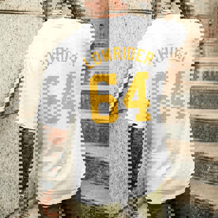 Lowrider 64 Jersey Number On The Back Classic Lowrider Car メンズTシャツ バックプリント 彼への贈り物
