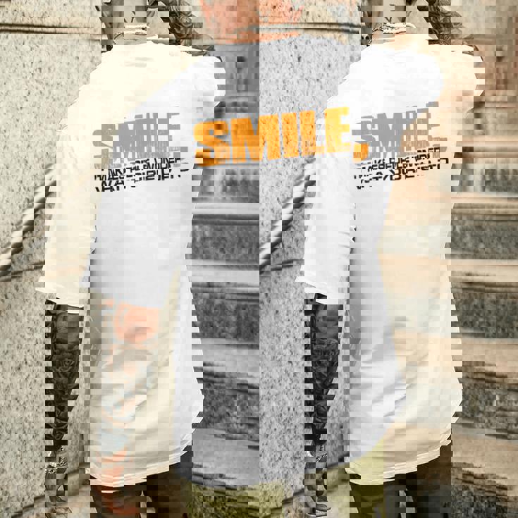 Smile It Makes People Wonder What You're Up To メンズTシャツ バックプリント 彼への贈り物