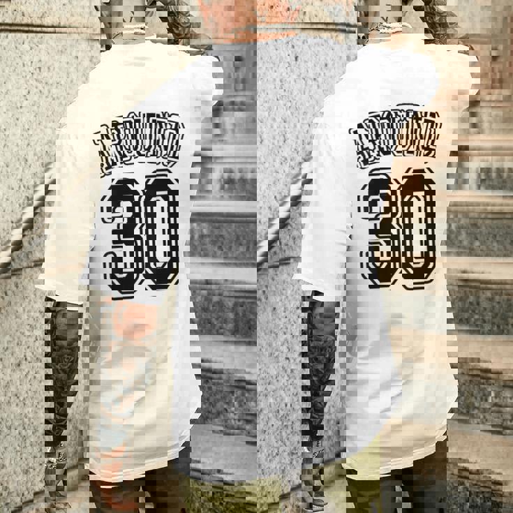 【バックプリント・背中側】Around 30 アラサー（三十歳 30才）ユニフォーム風 30代 誕生日プレゼント 面白 メンズTシャツ バックプリント 彼への贈り物