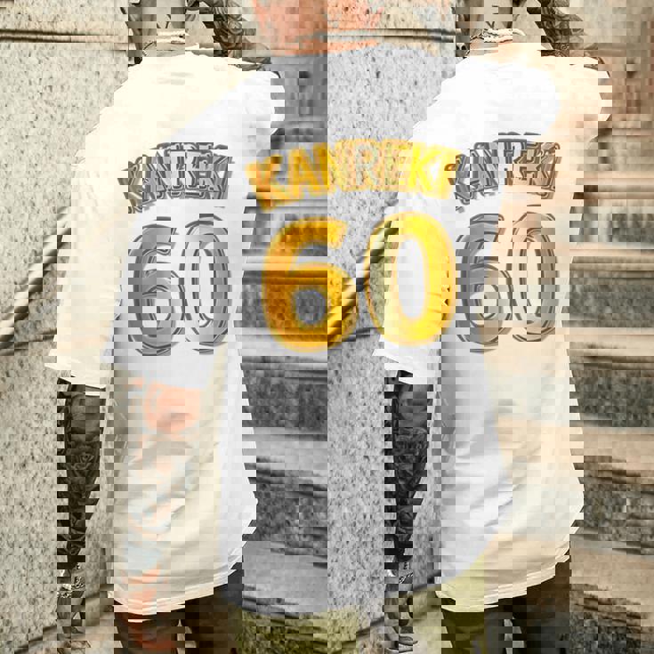 【バックプリント・背中側】還暦 六十歳 60才（ユニフォーム風）赤 レッド【金プレート風 文字】誕生日 面白 メンズTシャツ バックプリント 彼への贈り物