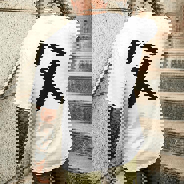 【父】父の日 お父さん 面白い 文字 家族お揃い ネタ ウケ狙い 笑える おもしろ ユーモア お笑い 文字入り メンズTシャツ バックプリント 彼への贈り物