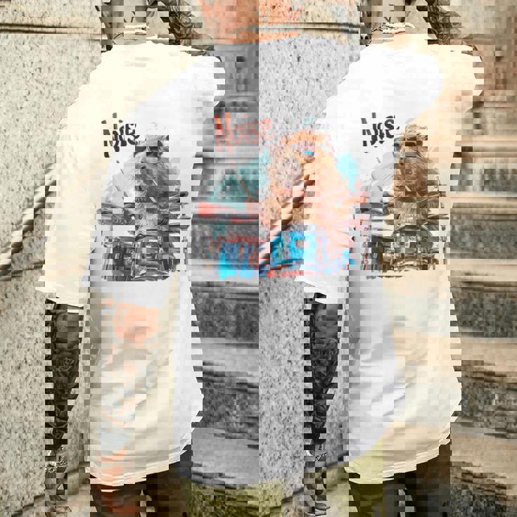 おかしなカピバラがドラムを奏でる メンズTシャツ バックプリント 彼への贈り物