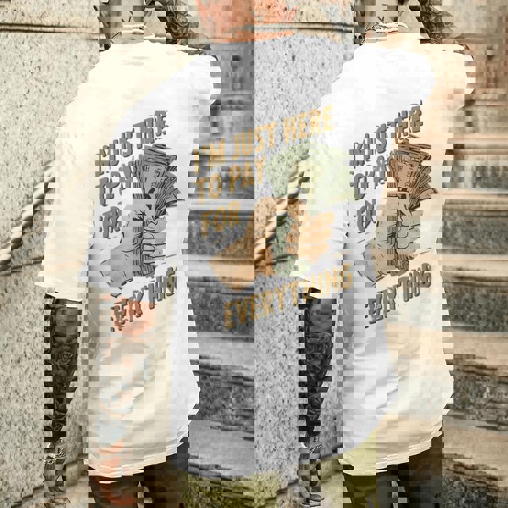 おもしろいママとパパが払うもの全部払うためにここに来たんだ メンズTシャツ バックプリント 彼への贈り物