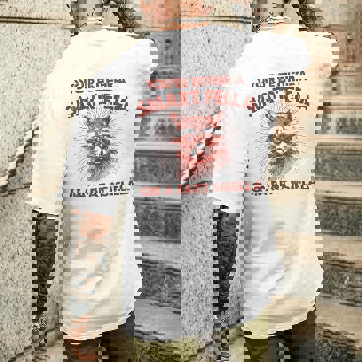 お前は利口なやつかおなら臭いのどっちかだ メンズTシャツ バックプリント 彼への贈り物