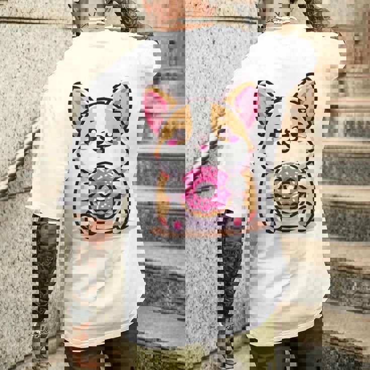 かわいいコーギーのドーナツを持つ漫画の犬愛好家アートキッズ。 メンズTシャツ バックプリント 彼への贈り物