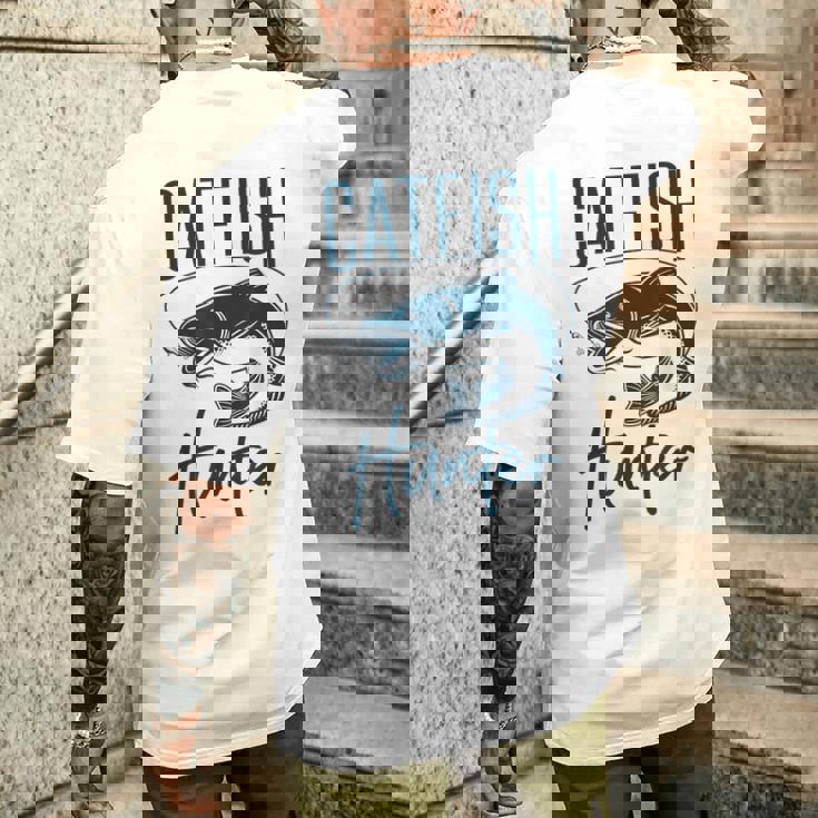 かわいいナマズハンターデザイン ナマズ農家へのギフトアイデア メンズTシャツ バックプリント 彼への贈り物