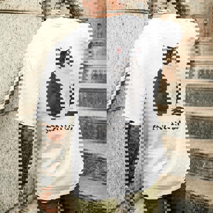 ねこのいいなり 猫 ネコ ぽっちゃり ハチワレ猫 黒白猫 白黒猫 イラスト 猫好き おしゃれ かわいい メンズTシャツ バックプリント 彼への贈り物