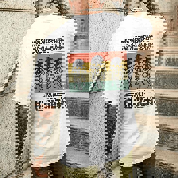 アイスクリームを持った老婆を決して過小評価しない メンズTシャツ バックプリント 彼への贈り物