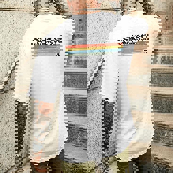 オシュコシュ、ウィスコンシン州エリアコード 920 レトロヴィンテージスタイルtシャツ メンズTシャツ バックプリント 彼への贈り物