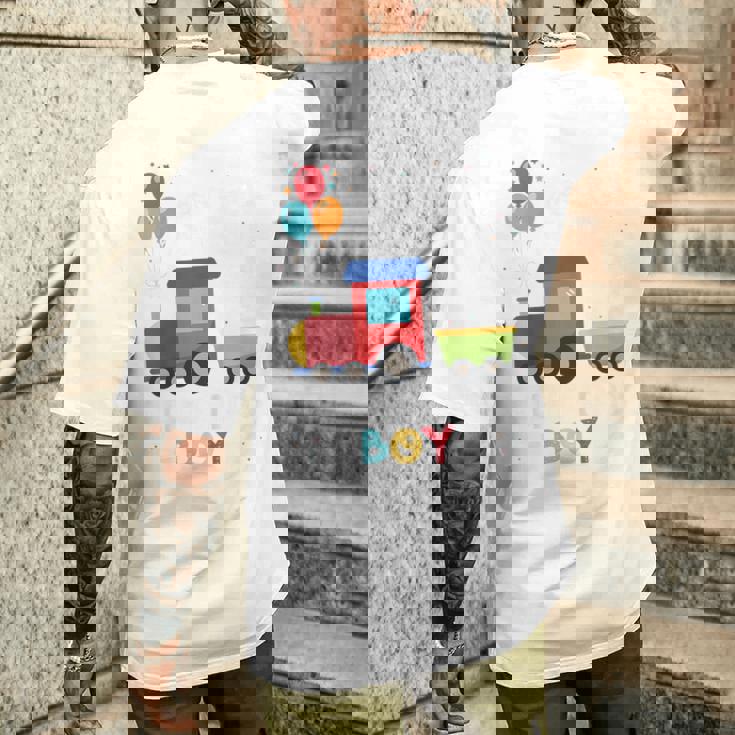 キッズ かっこいいチュー 3歳バースデーボーイ可愛い電車好き メンズTシャツ バックプリント 彼への贈り物