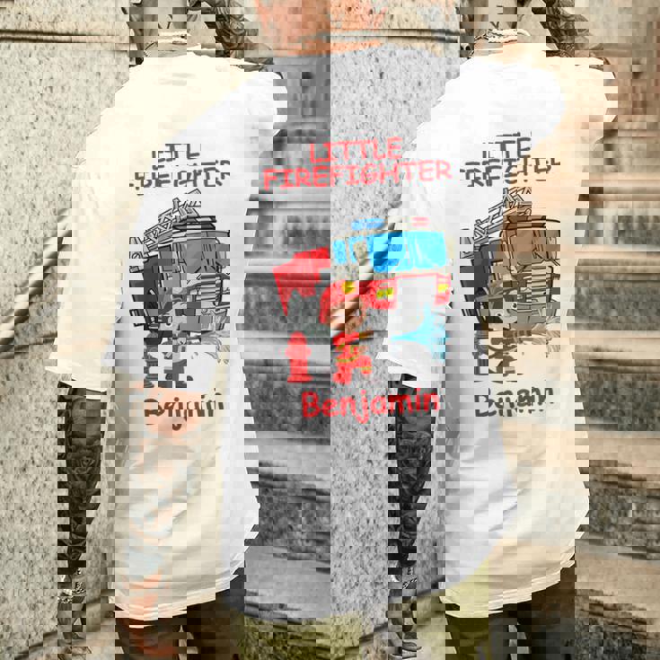 キッズ 消防署の消防車 小さな消防士ベンジャミン メンズTシャツ バックプリント 彼への贈り物