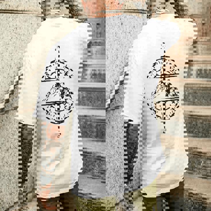 コンパス ローズ マウンテン シーン 自然 恋人 ハイキング バックパッキング メンズTシャツ バックプリント 彼への贈り物