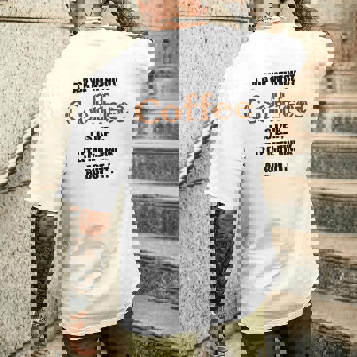 コーヒーのない一日はそういうもの、考えてみましょう。 メンズTシャツ バックプリント 彼への贈り物