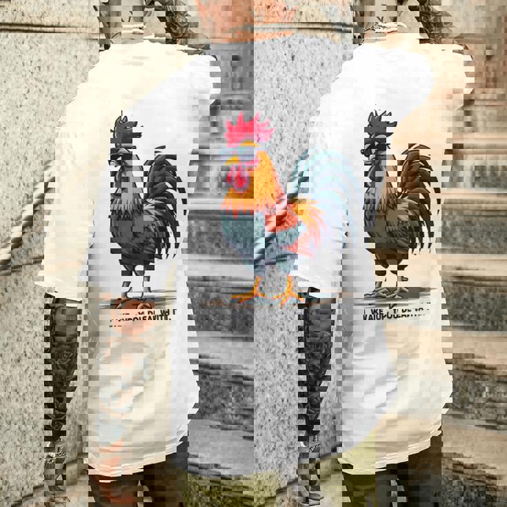 サングラスをかけた姿勢のクールな雄鶏。 メンズTシャツ バックプリント 彼への贈り物