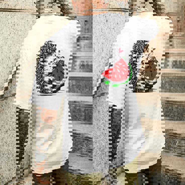 スイカの誕生日を食べるキュートで愛らしいハリネズミ メンズTシャツ バックプリント 彼への贈り物