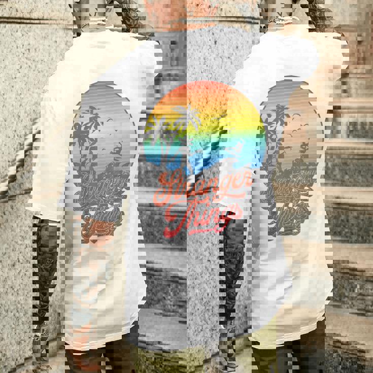 ストレンジャー・シングス サーファーボーイ ピザ デモゴルゴン カリ レトロ 80年代 メンズTシャツ バックプリント 彼への贈り物