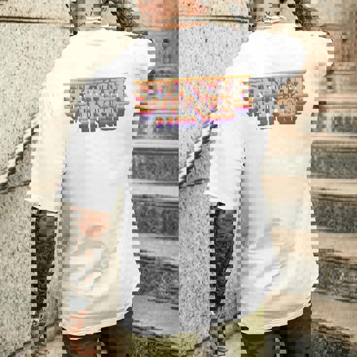 ストレンジャー・シングス ロゴ レトロ 旅行 ファン 記念品 メンズTシャツ バックプリント 彼への贈り物