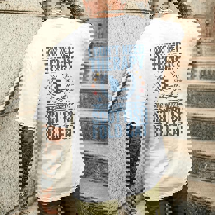 セラピーは要らない、スコティッシュ・フォールドの猫を抱きしめて メンズTシャツ バックプリント 彼への贈り物