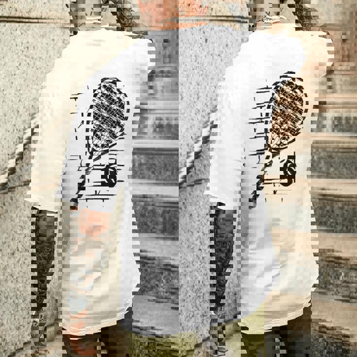 テニスラケット ボール シルエット 面白い スポーツ選手 コーチファン メンズTシャツ バックプリント 彼への贈り物