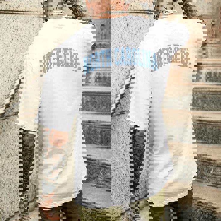 ノースカロライナ州ノースカロライナ州ヴィンテージアスレチックスポーツデザインブルースタイル メンズTシャツ バックプリント 彼への贈り物