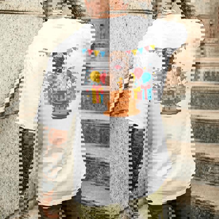 パグ 1歳 誕生日 お祝い ケーキ ペット 動物 犬 オーナー パグ メンズTシャツ バックプリント 彼への贈り物