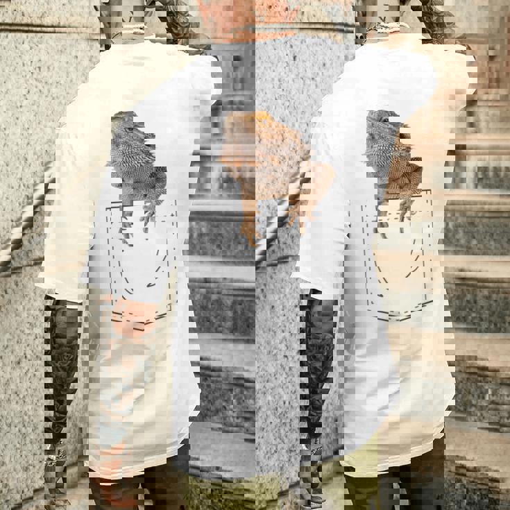 ヒゲのあるドラゴンリザード 爬虫類フェイクポケット メンズTシャツ バックプリント 彼への贈り物