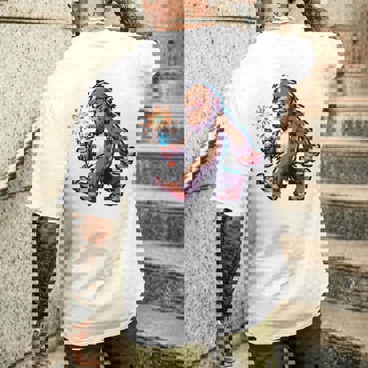 ビッグフット 7月4日 花火 愛国的なアメリカ国旗 サスカッチ メンズTシャツ バックプリント 彼への贈り物