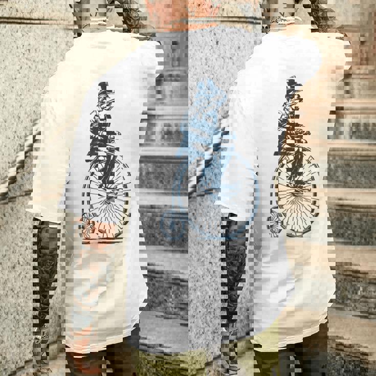 ビンテージのペニーファージング自転車に乗る粋なカエルのサイクリスト メンズTシャツ バックプリント 彼への贈り物