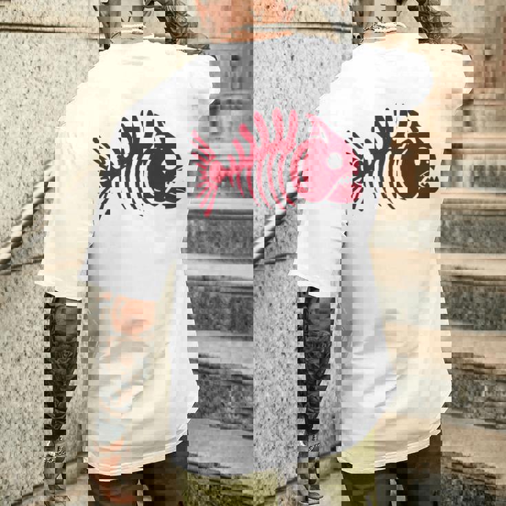 ピラニアスケルトン。魚の頭蓋骨と骨の様式化されたデザイン。 メンズTシャツ バックプリント 彼への贈り物