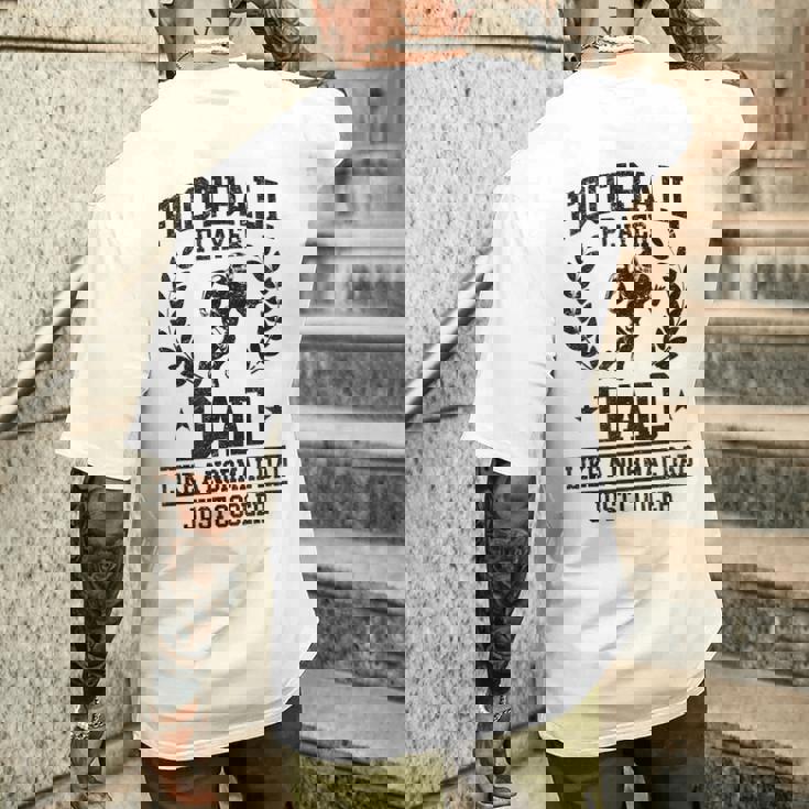 フットボール選手 お父さんみたいな 普通のお父さん ただクーラー メンズTシャツ バックプリント 彼への贈り物