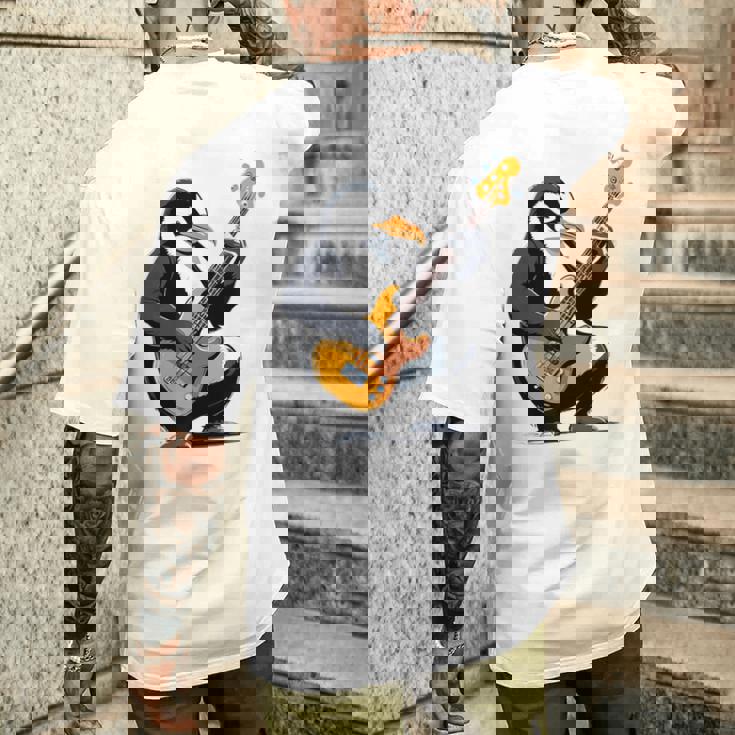 ベースギターを弾くペンギン ペンギン メンズTシャツ バックプリント 彼への贈り物